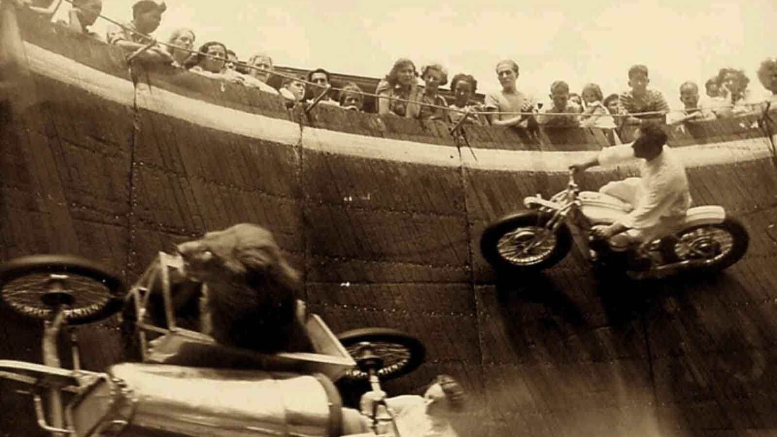 Μια κυκλική κόλαση από σανίδια, βενζίνη και παράλογη αφοσίωση. Κι εκεί μέσα, άντρες –και μερικές φορές γυναίκες– που οδηγούσαν σαν να είχα