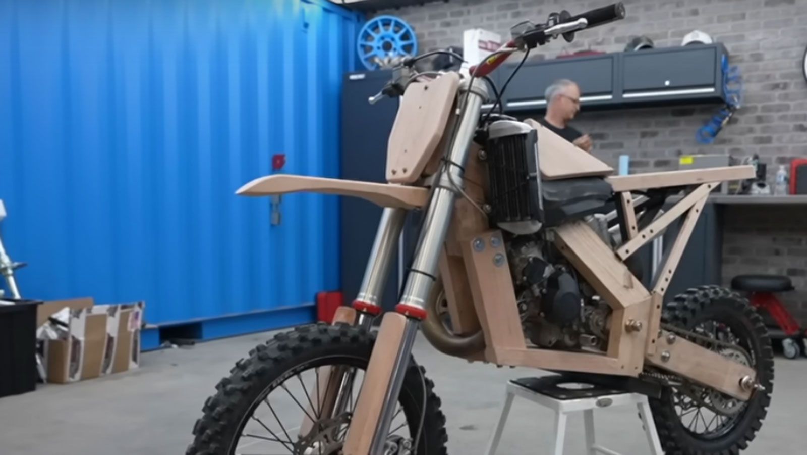 Η ιδέα ξεκίνησε σαν αστείο και κατέληξε σε ένα από τα πιο παράξενα projects του YouTube. Η ομάδα Cboys, γνωστή για τα τρελά της βίντεο, αποφάσισε να φ