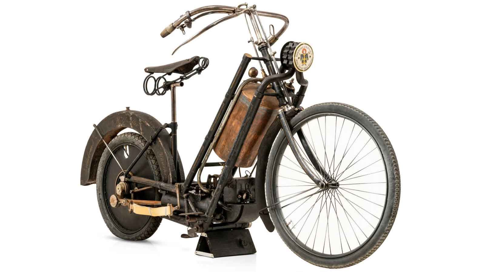 Κάπου στο Μόναχο, στα τέλη του 19ου αιώνα, δύο αδέλφια, ο Heinrich και ο Wilhelm Hildebrand, πειραματίζονταν με ατμομηχανές και περίεργους τροχούς.