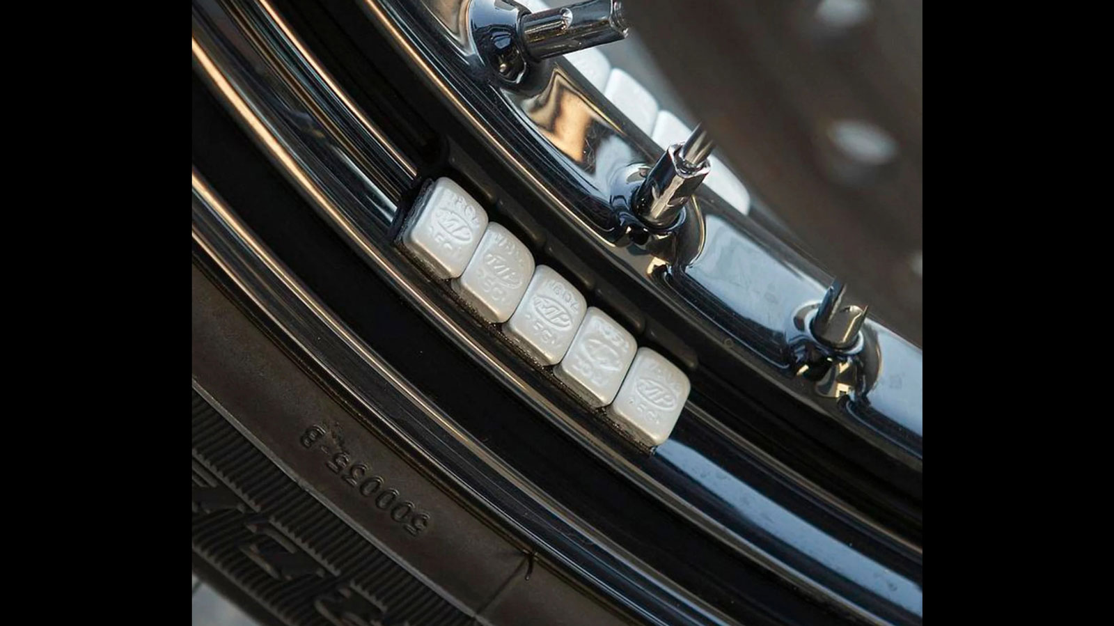 Τα βαρίδια μπορεί να προσκολλούνται στον τροχό με κολλητική ταινία. 