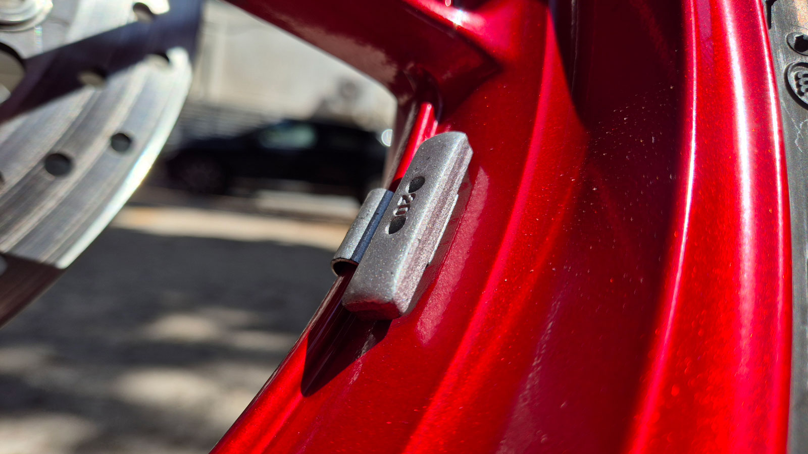 Εσύ έχεις παρατηρήσει τα μικρά βαρίδια στον τροχό της μοτοσυκλέτας σου;