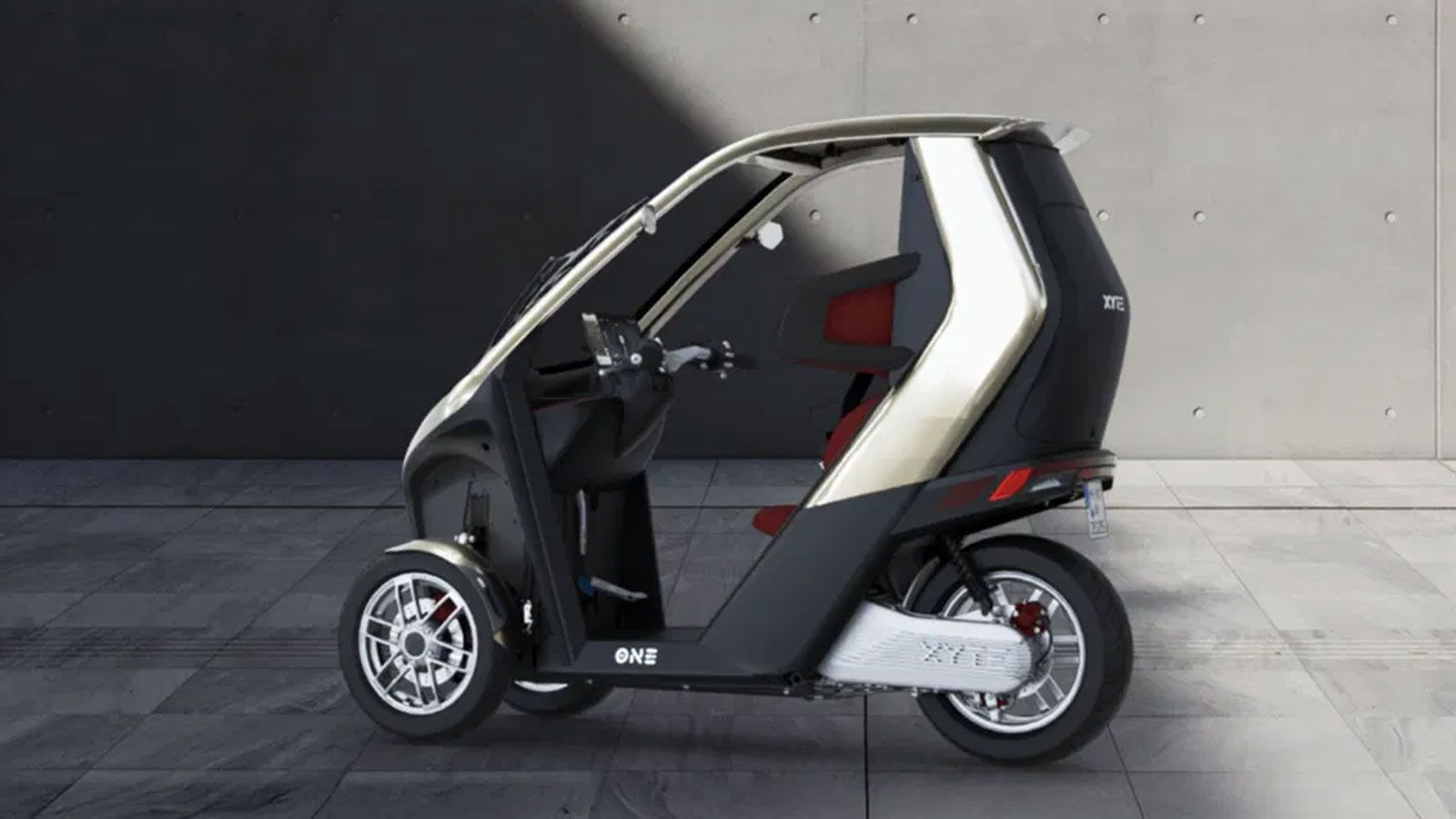 Η γερμανική εταιρεία XYTE Mobility, με έδρα το Μόναχο, παρουσίασε το XYTE ONE, ένα τρίτροχο ηλεκτρικό scooter με οροφή και παρμπρίζ. Η φιλοσοφία του π