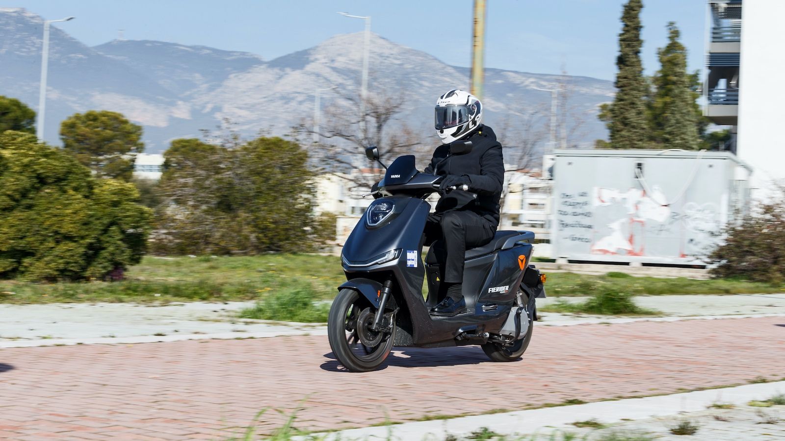 Φρενάρει εξαιρετικά, η ακινητοποίηση στις μετρήσεις μας έδειξε μόλις 27,4 μέτρα από τα 80χλμ/ω, ένα νούμερο που ισοφαρίζει το καλύτερο φρενάρισμα που 