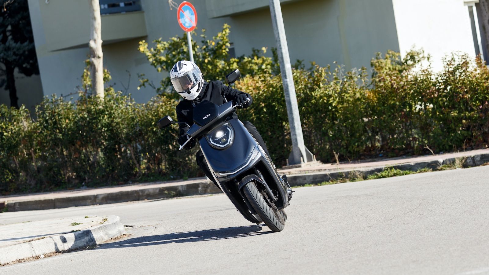 Το νέο Yadea Fierider, έρχεται στην ελληνική αγορά με σιδηρά πυγμή, ως επίδοξος κατακτητής που ασπάζεται τον ιμπερεαλισμό.