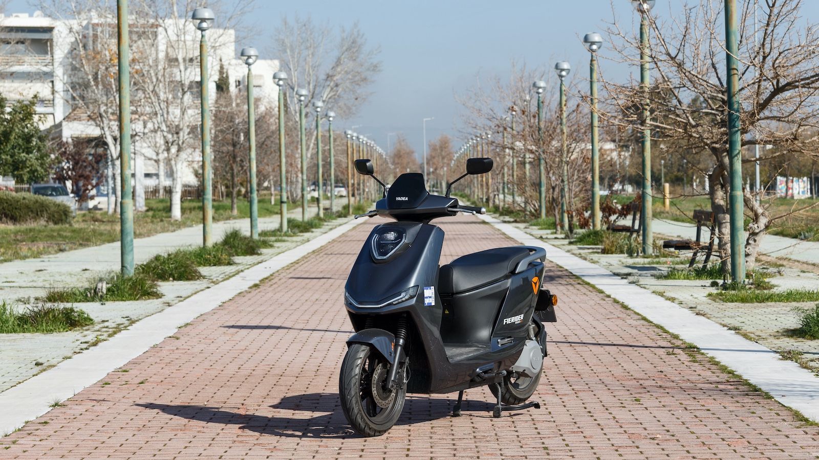 Το Yadea Fierider είναι ένα ηλεκτρικό scooter με αξιώσεις βενζινοκίνητου μεγαλύτερης κατηγορίας, προσφέροντας ασύγκριτα επίπεδα οικονομίας, χωρίς όμως