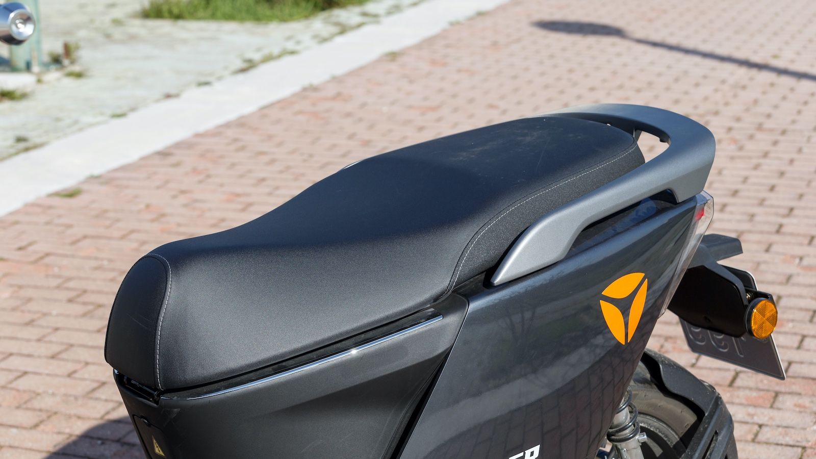 Το Fierider όμως ξεχωρίζει και στην άνεση, (διατηρώντας τα δύο αυτά στοιχεία) με 29 λίτρα αποθηκευτικού χώρου κάτω από την σέλα σύμφωνα με μετρήσεις μ