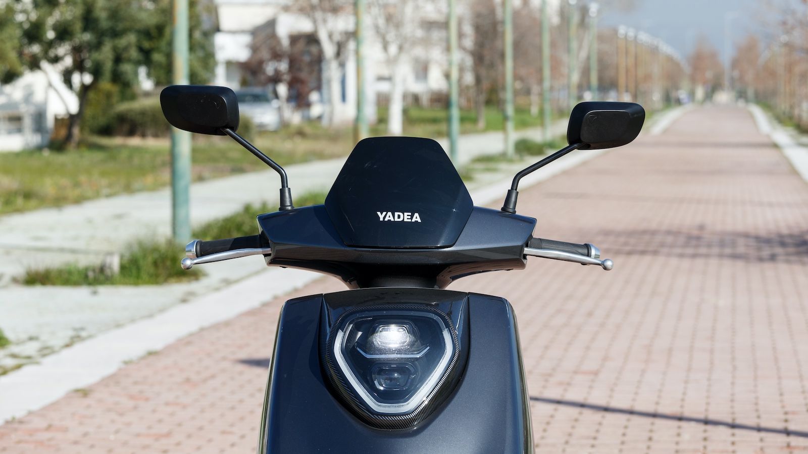 Ο κεντρικός στοιβαγμένος LED προβολέας στο πάνω μέρος του μούτρου, που περιβάλλεται από ένα πλαστικό με Carbon-Look φινίρισμα, αφήνει ελεύθερο το κινο