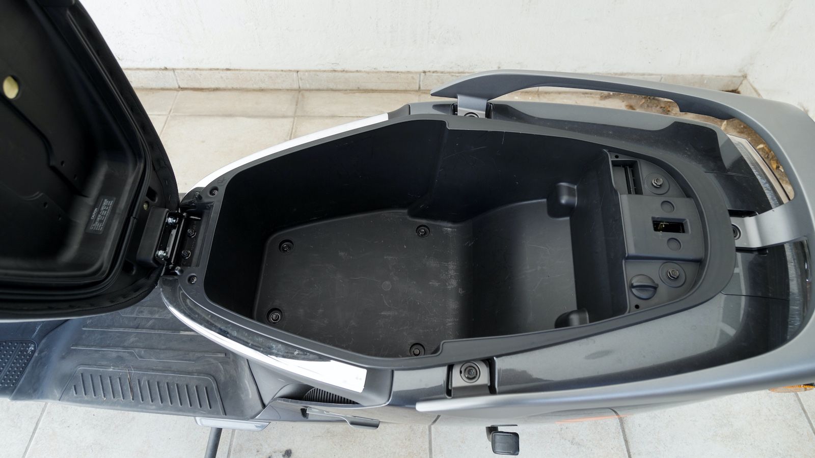 Οι μπαταρίες λιθίου του είναι αποσπώμενες και έχουν συνολική χωρητικότητα 3,9kWh (2×72V/27Ah). Έτσι λοιπόν, καταλαμβάνουν λιγότερο χώρο και αυτός