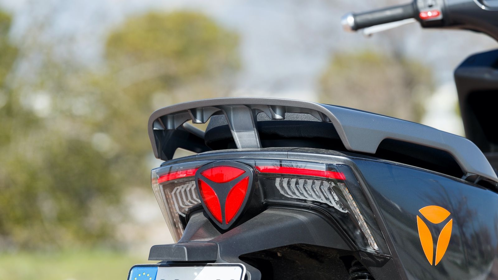 Τα πίσω πλαϊνά πάνελ που καταλήγουν στην ουρά, σχηματίζουν γωνία σχεδόν 45° με το έδαφος, με συνεχείς ευθείες γραμμές που δημιουργούν μία εικόνα υψηλή