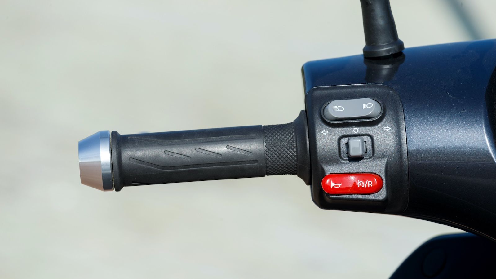 Τις γραμμές αυτές ακολουθούν και οι χειρολαβές του συνεπιβάτη, ενώ το πίσω φανάρι αποκτά το λογότυπο της εταιρείας στο εσωτερικό του.