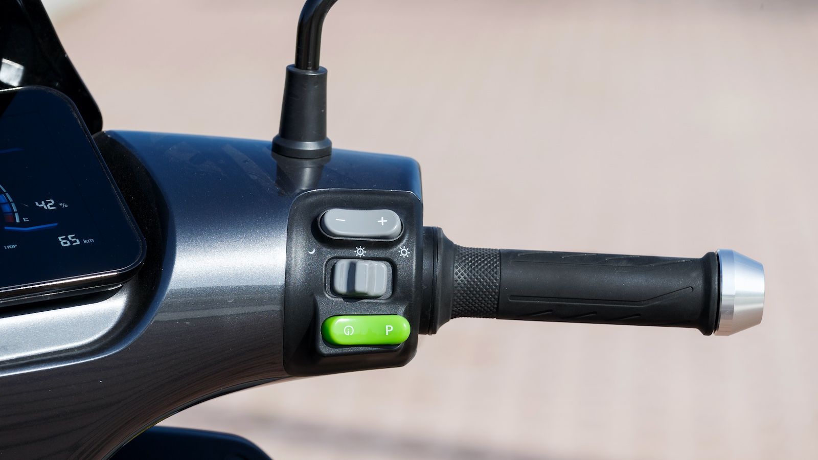 Ακόμα και τα λαστιχένια γκριπ έχουν εξαιρετική αίσθηση στην αφή, σε αντίθεση με τα πλαστικά που βλέπουμε συχνά να χρησιμοποιούνται στα ηλεκτρικά.