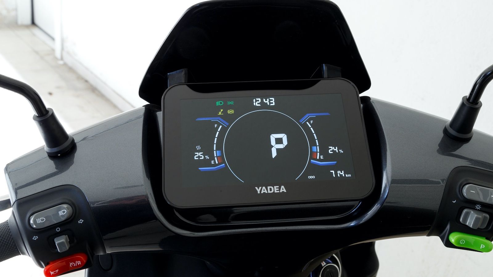 Η μεγάλη ευκρινής TFT οθόνη 7 ιντσών, διαθέτει ρυθμιζόμενη φωτεινότητα με την προσθήκη αυτόματης λειτουργίας, που την αλλάζει βάσει των συνθηκών του π