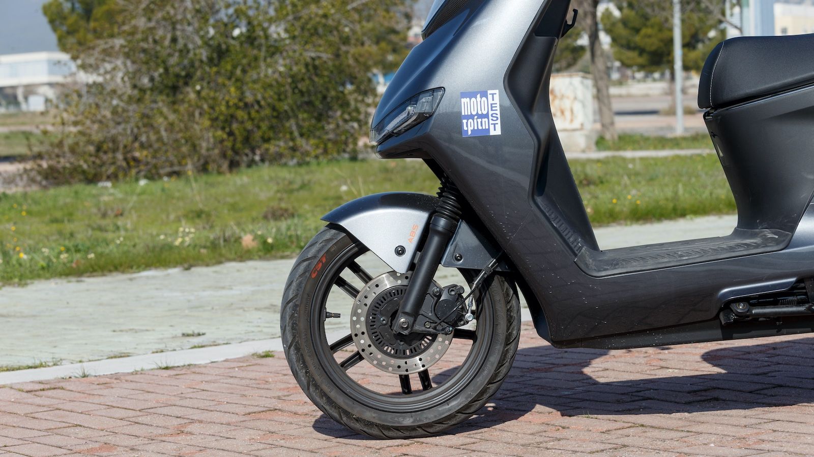 Το πλαίσιο του Yadea Fierider είναι ένα ατσάλινο σωληνωτό κλασικού για scooter τύπου, με αρκετή ακαμψία κρατώντας παράλληλα ο βάρος σε χαμηλά επίπεδα.