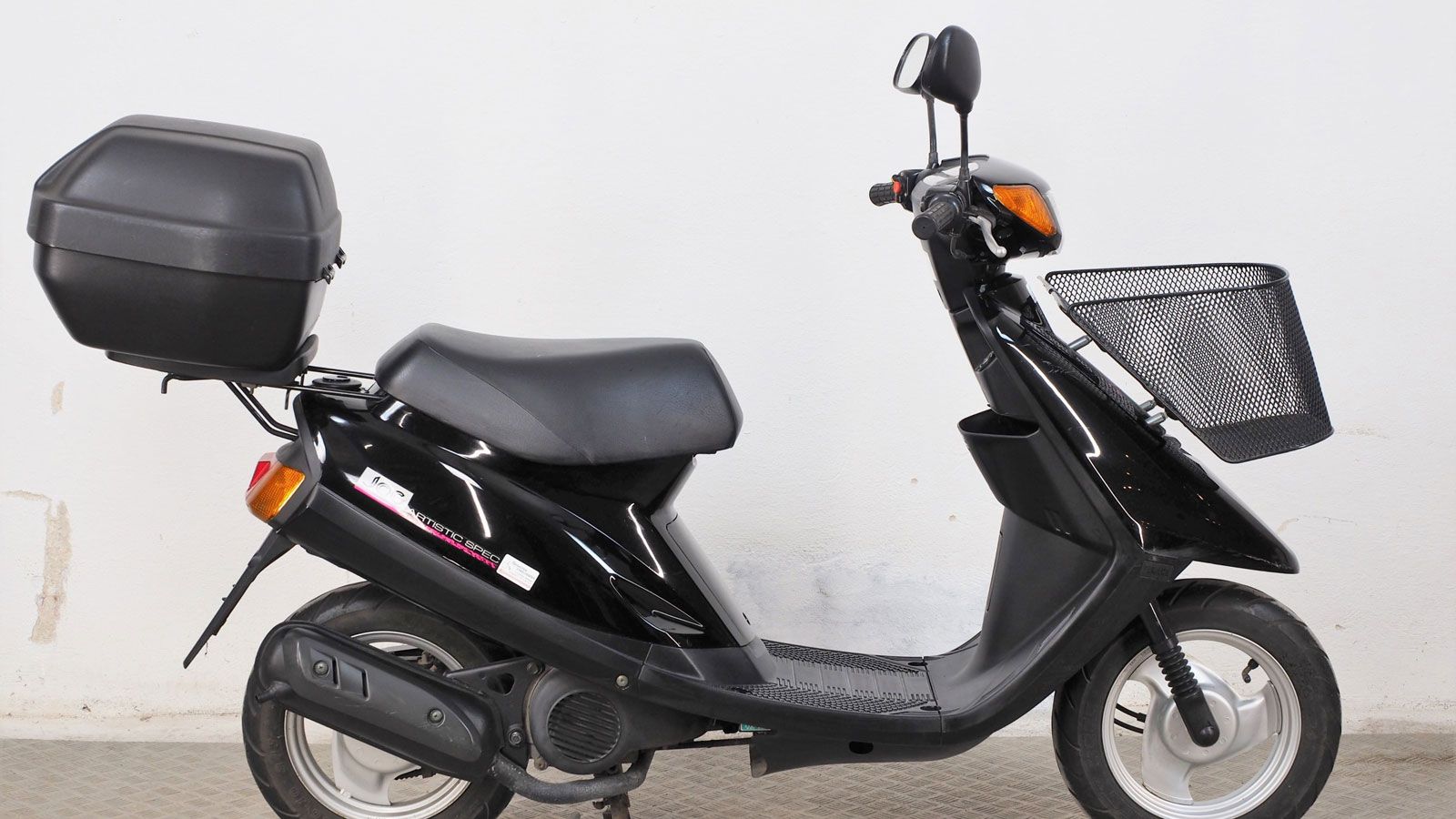 Το Jog δεν ήταν απλώς μεταφορικό μέσο. Ήταν εργαλείο για παιχνίδι, παρέα και δημιουργία. Κάθε αναβάτης το έκανε δικό του με το κατσαβίδι στο χέρι R