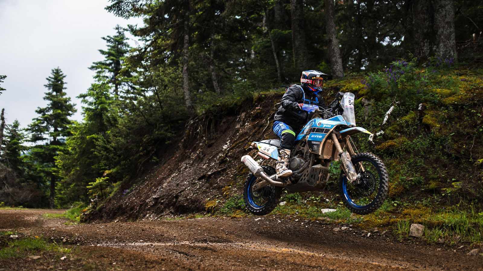 ξεδιπλώνοντας την αξιοπιστία και την αντοχή τους στις πιο απαιτητικές συνθήκες, από ποτάμια και λασπωμένα μονοπάτια έως στενά ορεινά περάσματα.