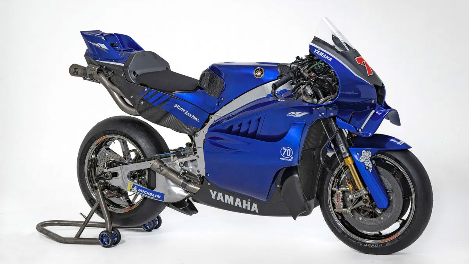 Η Yamaha παρουσίασε για πρώτη φορά τη νέα της V4 MotoGP μοτοσυκλέτα στο Misano, λίγες ώρες πριν το GP Σαν Μαρίνο. Η εμφάνιση αυτή σηματοδοτεί ιστορική