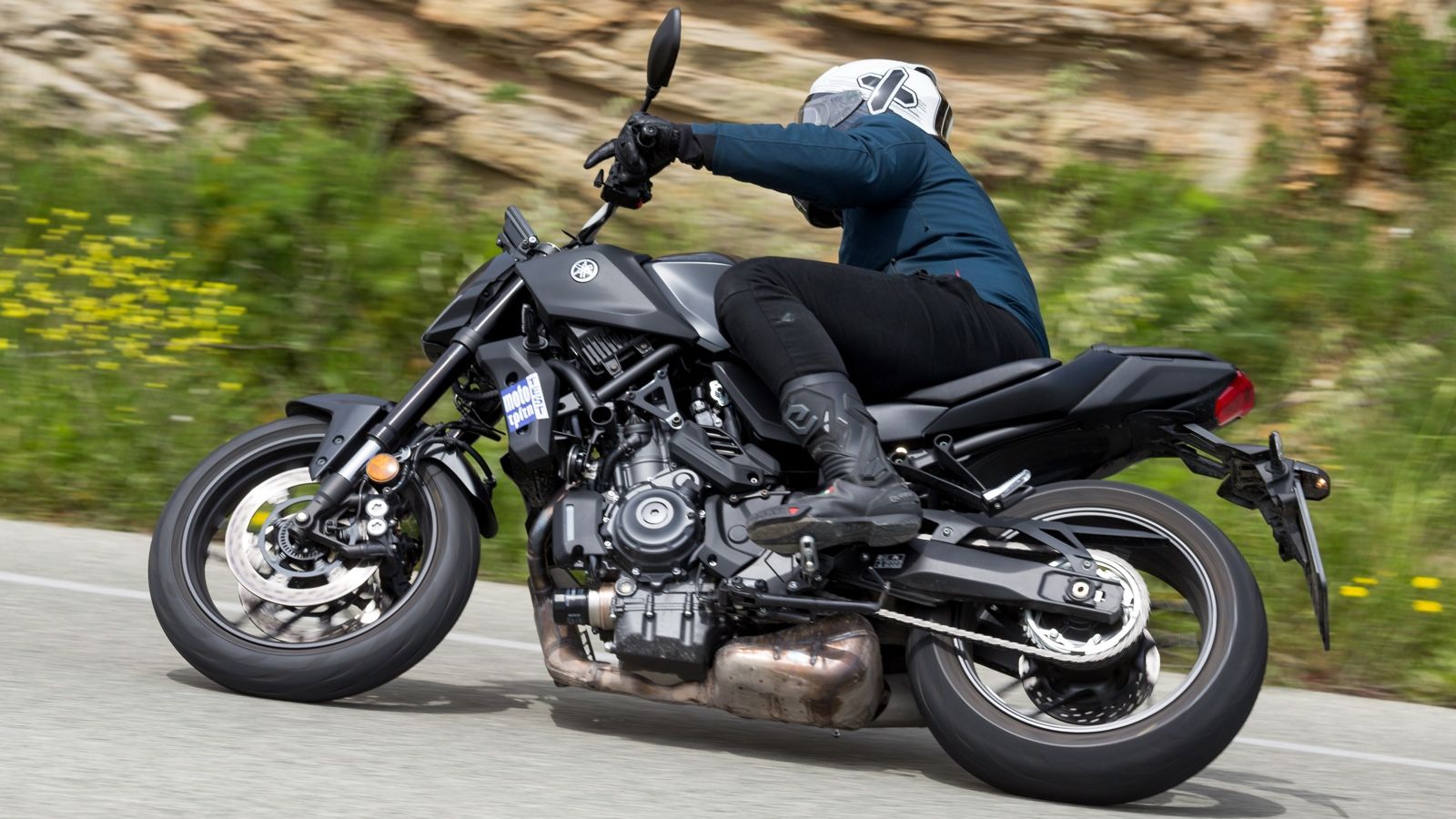 Η οδήγηση της MT-07 προσφέρει τις συγκινήσεις μιας μοτοσυκλέτας με εξαιρετικό κράτημα και πρόθυμο και αποδοτικό κινητήρα, ντυμένες με την ασφάλεια ενό