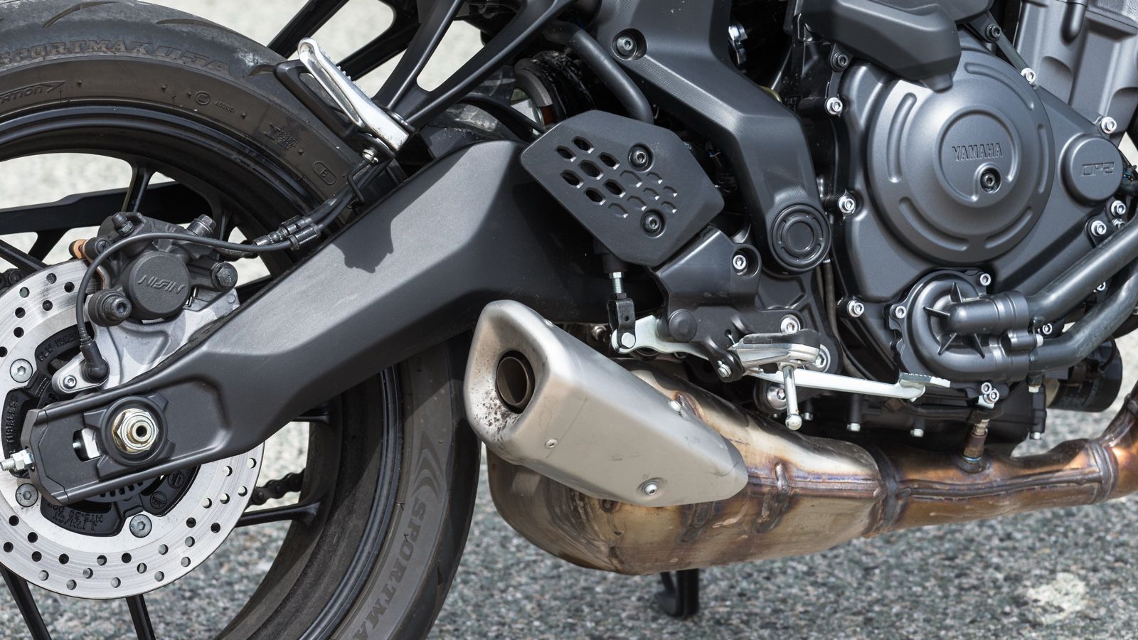 Αλουμινένιο ψαλίδι, μονό αμορτισέρ και δίσκος 245 χιλιοστών.