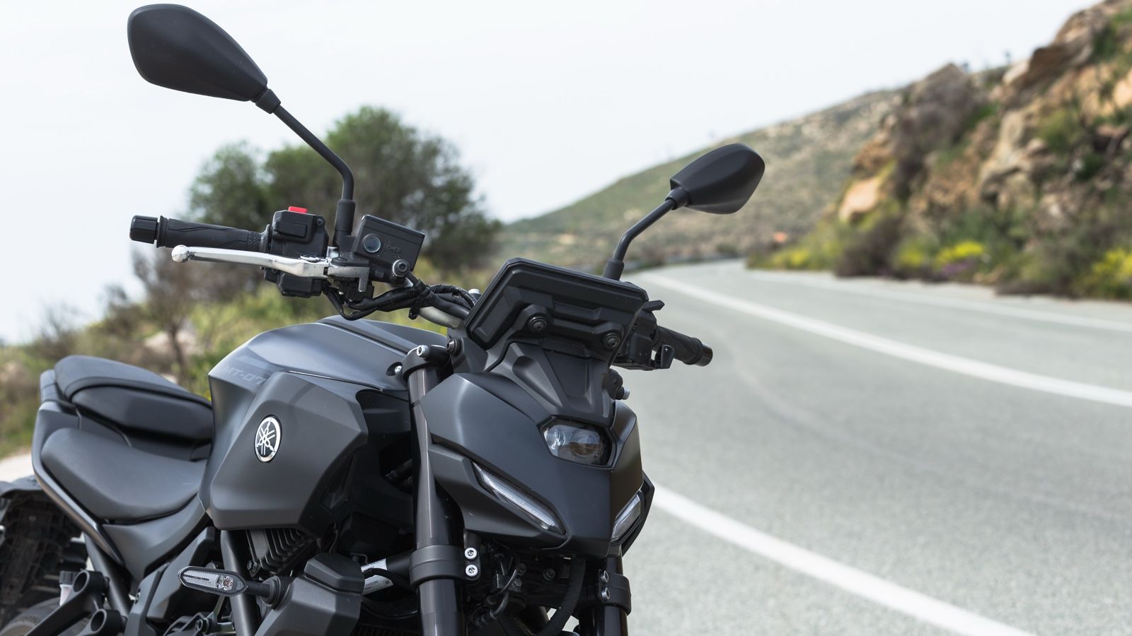 Το φωτιστικό σώμα LED με τα χαρακτηριστικά DRL συνεισφέρουν στην αυστηρή όψη. 