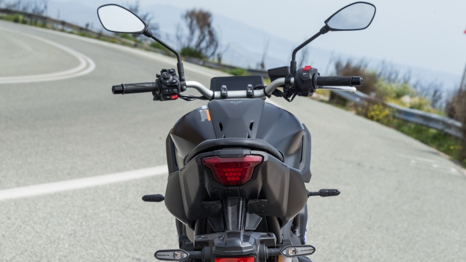 Πίσω, η ουρά και το φωτιστικό σώμα διατηρούν το γνώριμο στυλ της οικογένειας MT, με σχεδιαστικές παρεμβάσεις που ακολουθούν αυτές του υπόλοιπου σώματο