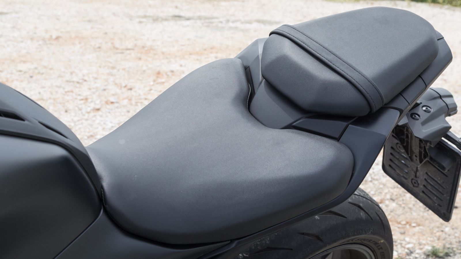 Εργονομικά σωστή, αλλά αρκετά σκληρή σέλα.