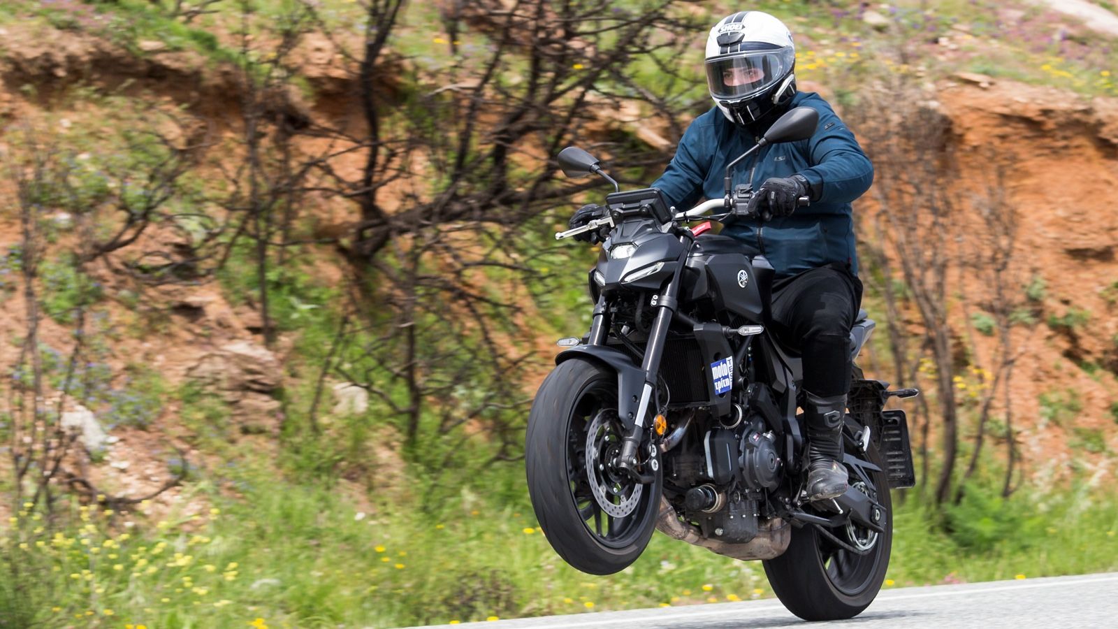 Απουσία συμπλέκτη, το σύνολο επαφίεται στην ισχύ για να σηκωθεί στη μία ρόδα.