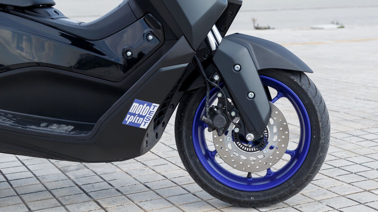 Το σύστημα πέδησης παραμένει απαράλλακτο και εξαιρετικά αποδοτικό με δίσκους 230χλστ, δαγκάνες μονού εμβόλου εμπρός-πίσω και φυσικά δικάναλη μονάδα AB