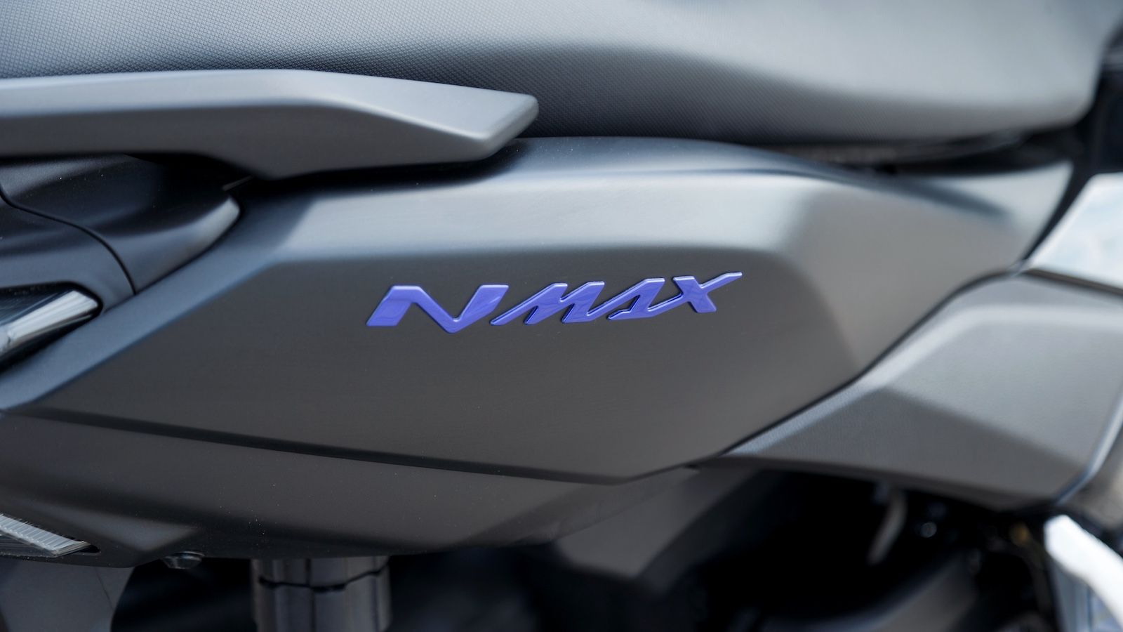 Η υψηλή ποιότητα κατασκευής του είναι διάχυτη σε όλα του τα μέρη και λεπτομέρειες όπως τα πλαστικά με carbon composite φινίρισμανα ξεχωρίζουν. 