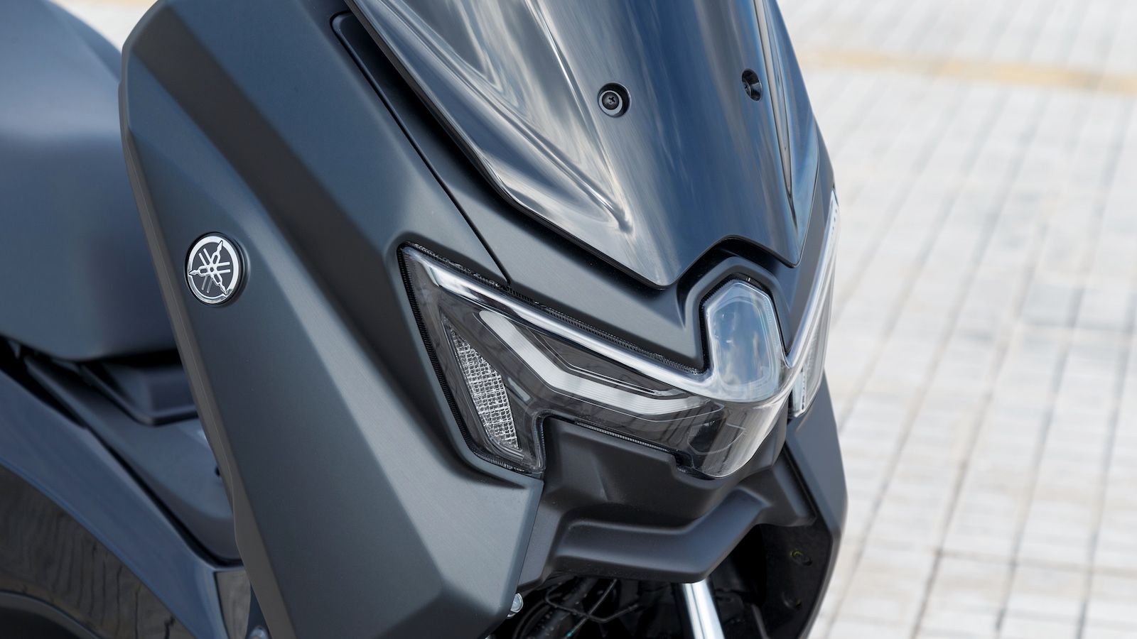 Η νέα σύνθεση φώτων εμπρός αποτελείται από έναν διπλό στοιβαγμένο LED προβολέα για την μικρή και μεγάλη σκάλα.