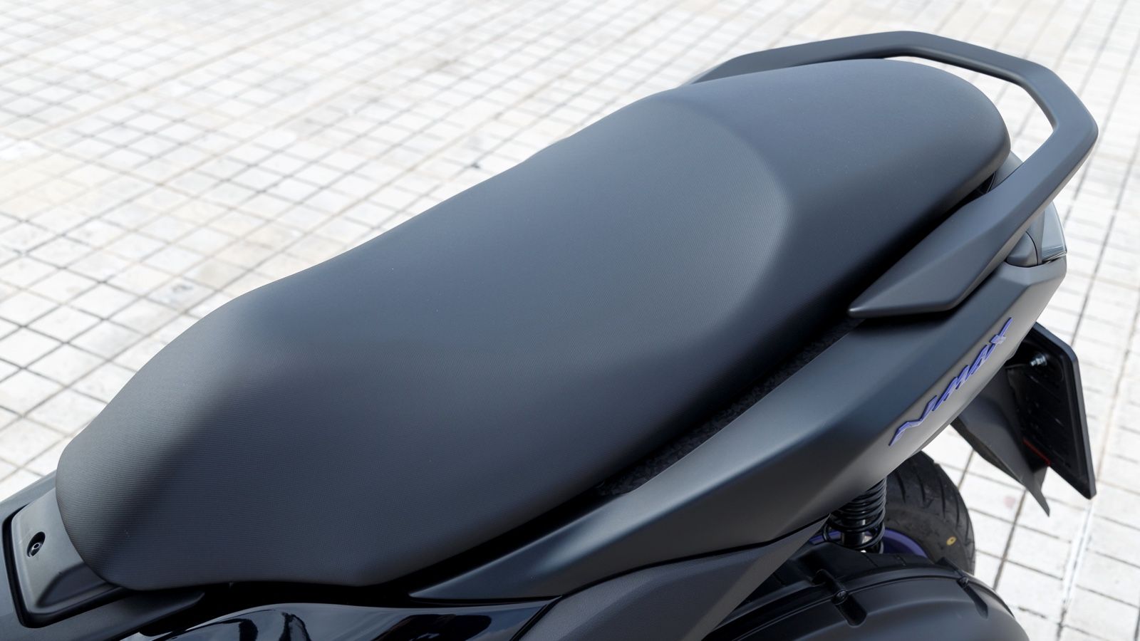 Ανετη σέλα για πολύωρη οδήγηση με 770 χιλιοστά ύψος.