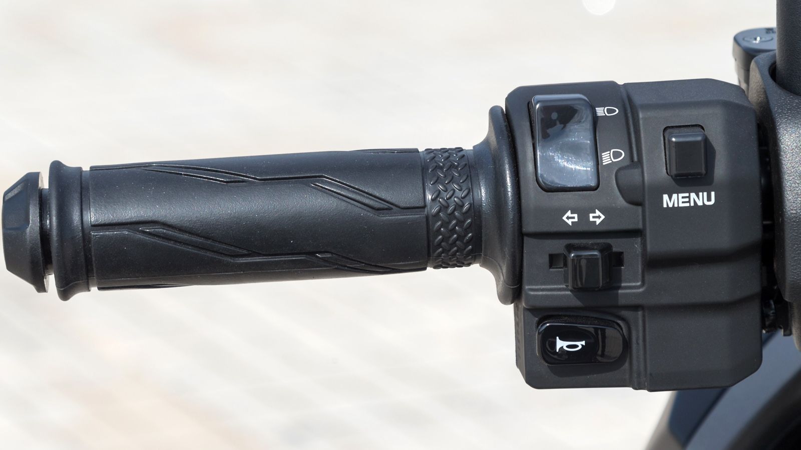 Εργονομικά ορθοί οι διακόπτες του τιμονιού.