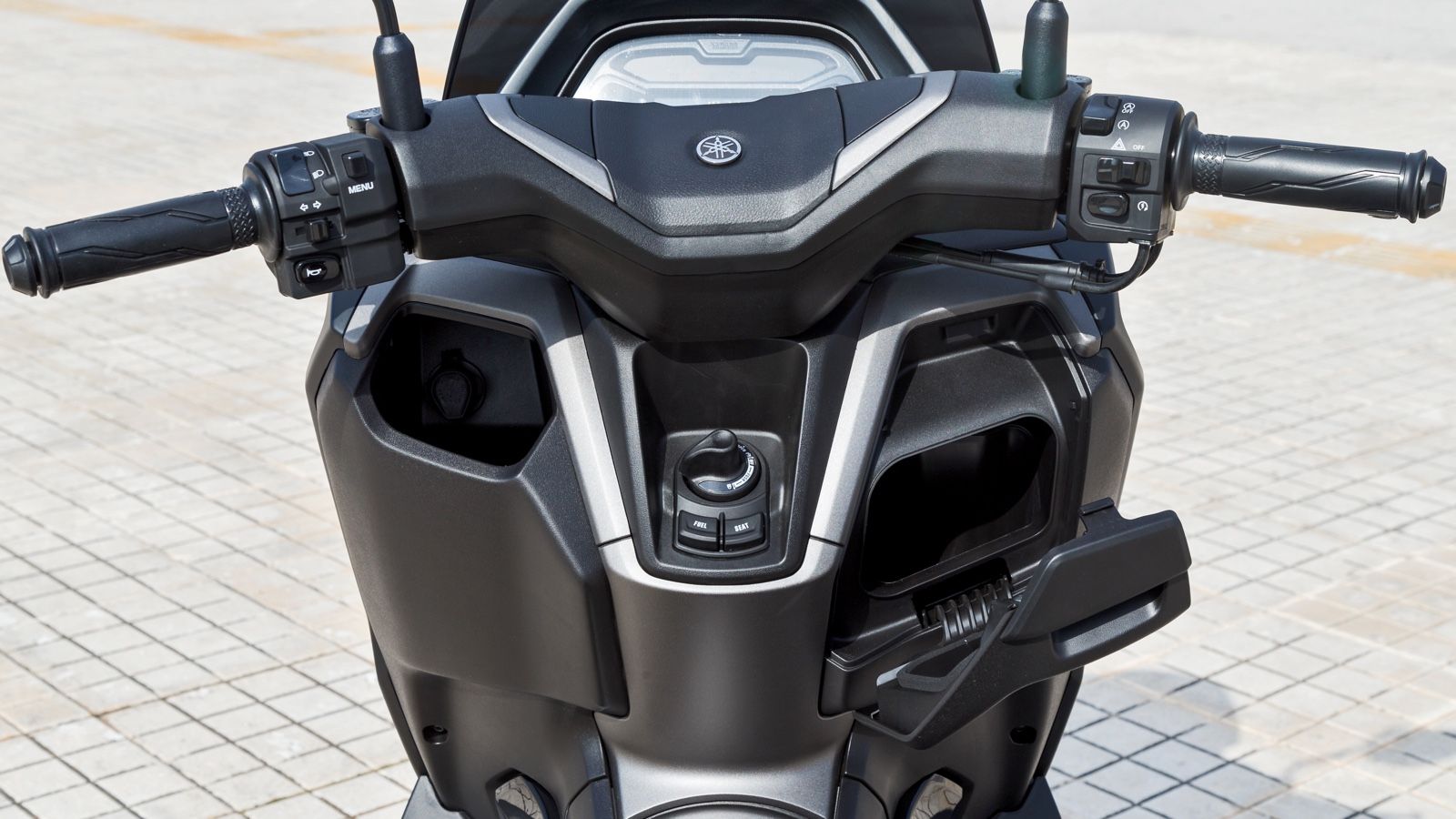 Χώρος τοποθέτησης και ντουλαπάκι που δεν κλειδώνει εκατέρωθεν της ποδιάς.