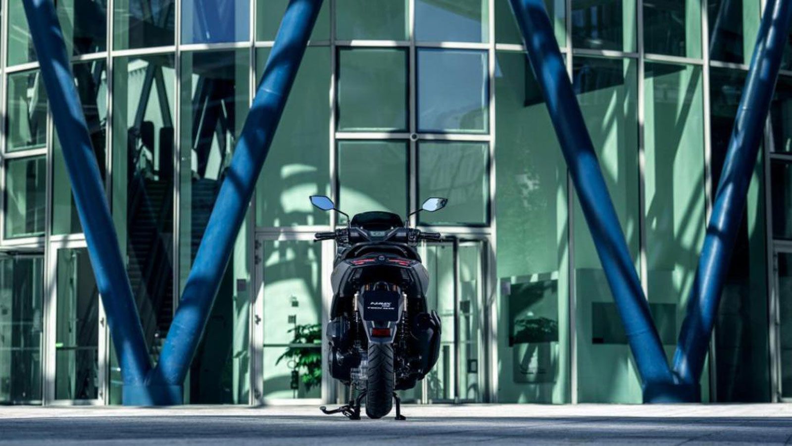 Η έκδοση Tech MAX διαθέτει πολυτελή λεπτομέρεια, όπως αποκλειστική δερμάτινη σέλα, full LED φώτα. 