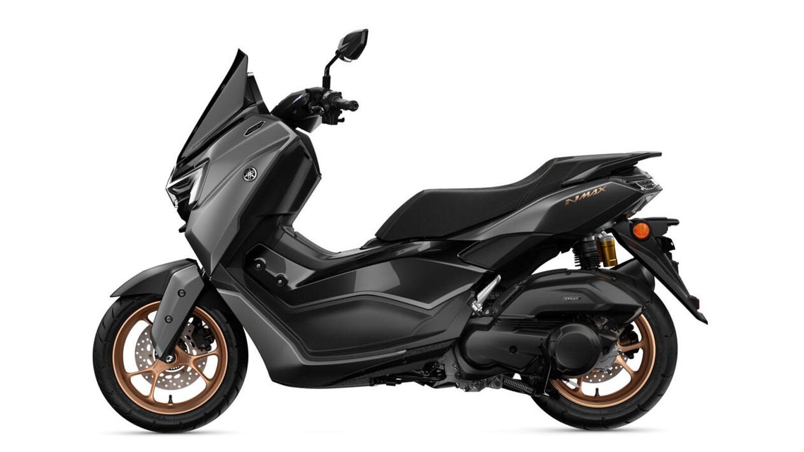 Η εργονομία έχει επίσης αναβαθμιστεί, με μεγάλο χώρο αποθήκευσης, ευρύ κάθισμα και άνετη στάση οδήγησης, καθιστώντας το NMAX 155 Tech MAX ιδανικό τόσο