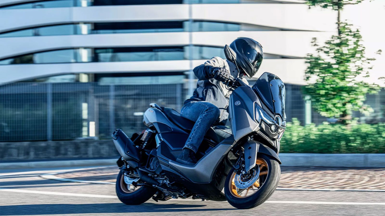 Παράλληλα, η Yamaha εισάγει κάτι εντελώς νέο στα scooter: το NMAX 155 Tech MAX με τεχνολογία YECVT (Yamaha Electric Continuously Variable Transmission