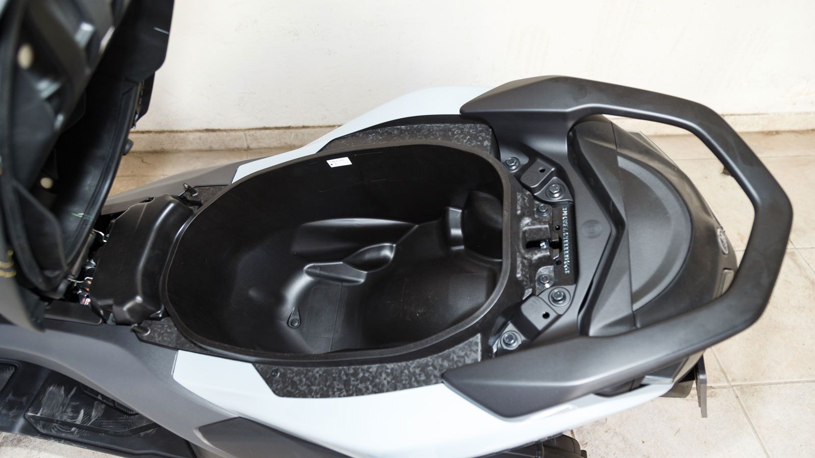 Χώρος κάτω από την σέλα.