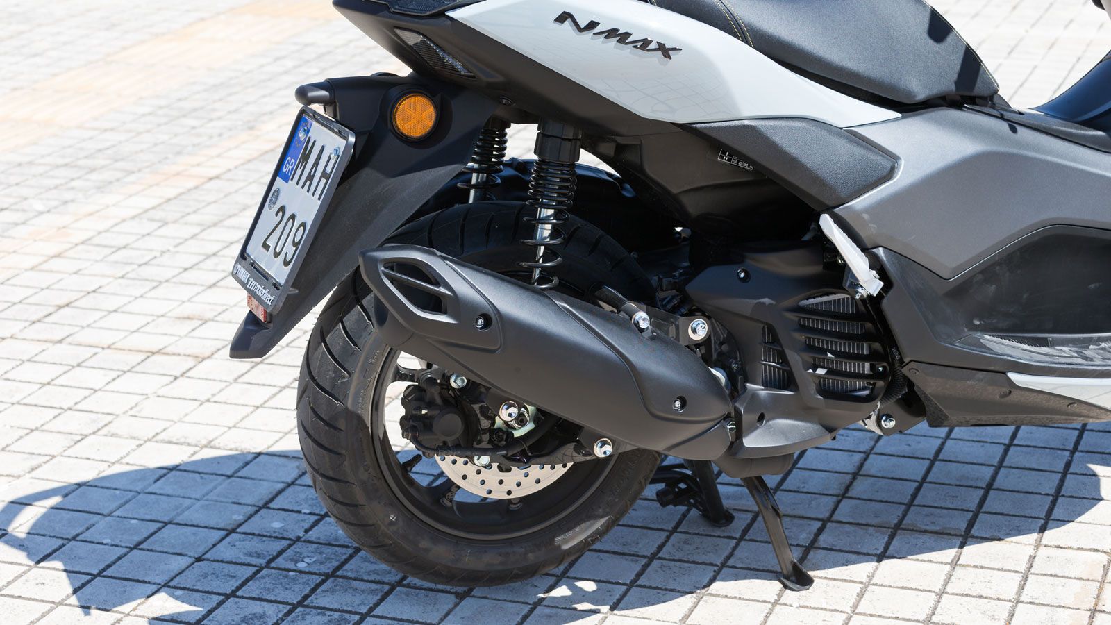 Διπλά αμορτισέρ πίσω.