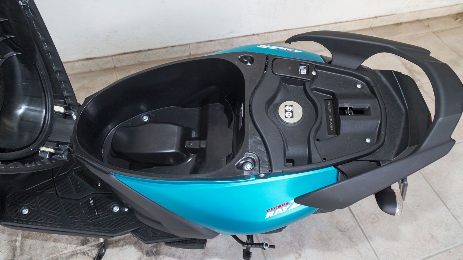 Κάτω από τη σέλα υπάρχει αποθηκευτικός χώρος ικανός να χωρέσει ένα σακίδιο πλάτης ή μικροαντικείμενα.
