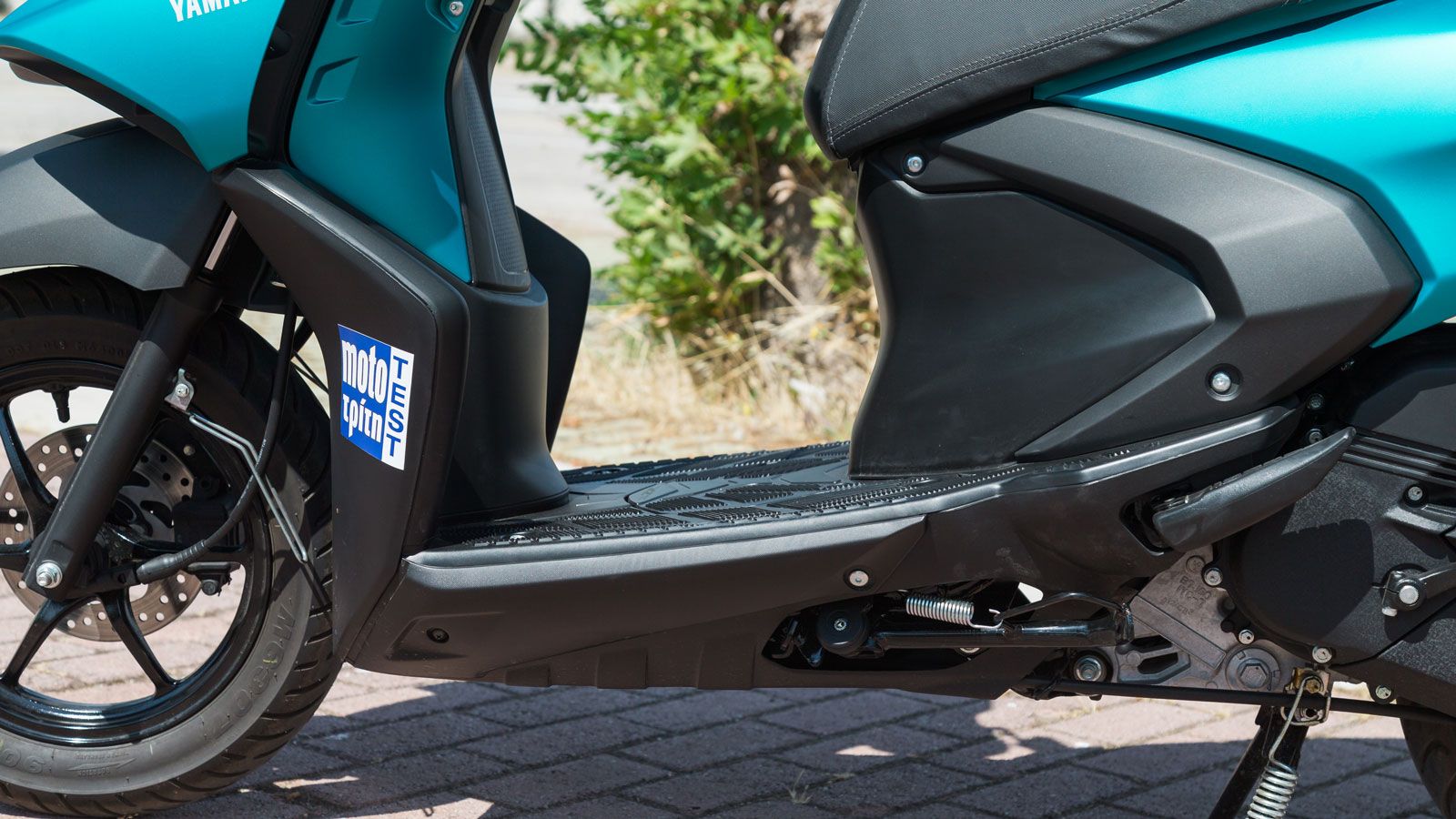 Το επίπεδο πάτωμα ενισχύει περαιτέρω την άνεση, τόσο κατά την οδήγηση όσο και κατά την επιβίβαση–αποβίβαση, ενώ παρέχει πρακτικότητα για μεταφορ