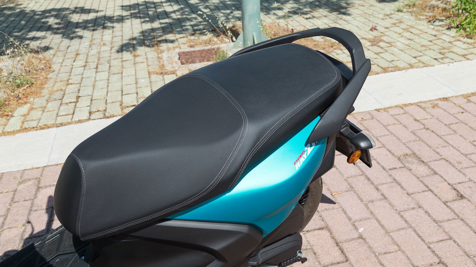 Η θέση οδήγησης είναι χαμηλή και φιλική προς κάθε σωματότυπο, διευκολύνοντας την πρόσβαση στο έδαφος και προσφέροντας ξεκούραστη στάση σώματος στην πό