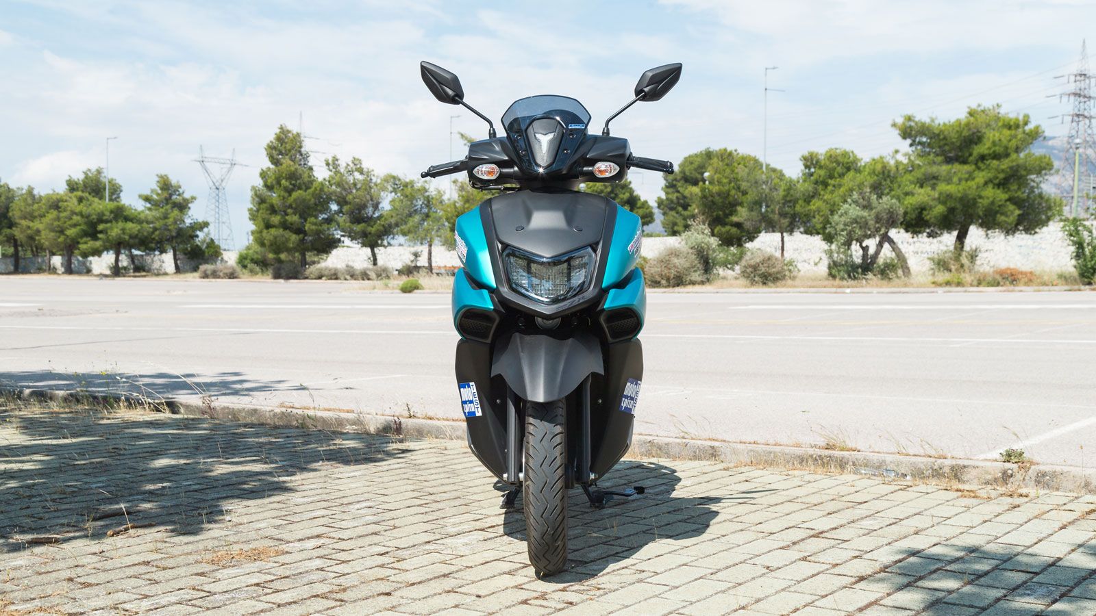 Διατίθεται σε τρεις χρωματικές επιλογές (Matt Cyan, Anodized Red, Midnight Black), δίνοντας στον αναβάτη τη δυνατότητα να επιλέξει το ύφος που του ται