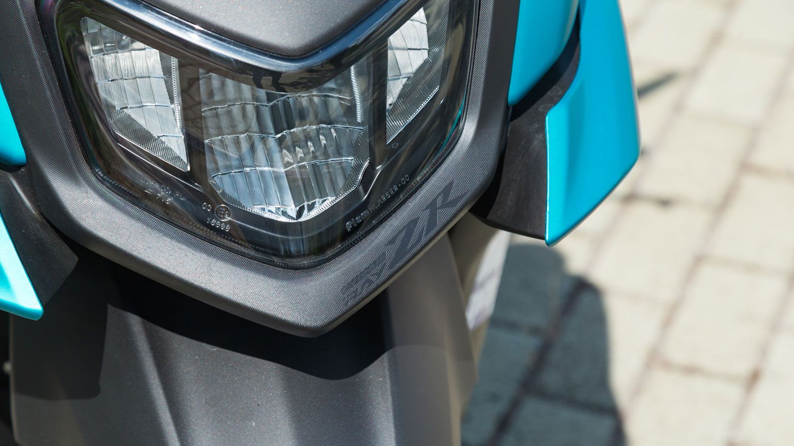 Φώτα με αιχμηρό σχεδιασμό.