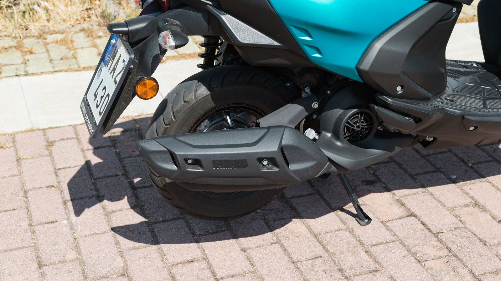 Η ανάρτηση εμπρός αποτελείται από τηλεσκοπικό πιρούνι, ενώ πίσω βρίσκουμε μονό αμορτισέρ τοποθετημένο στην αριστερή πλευρά. 