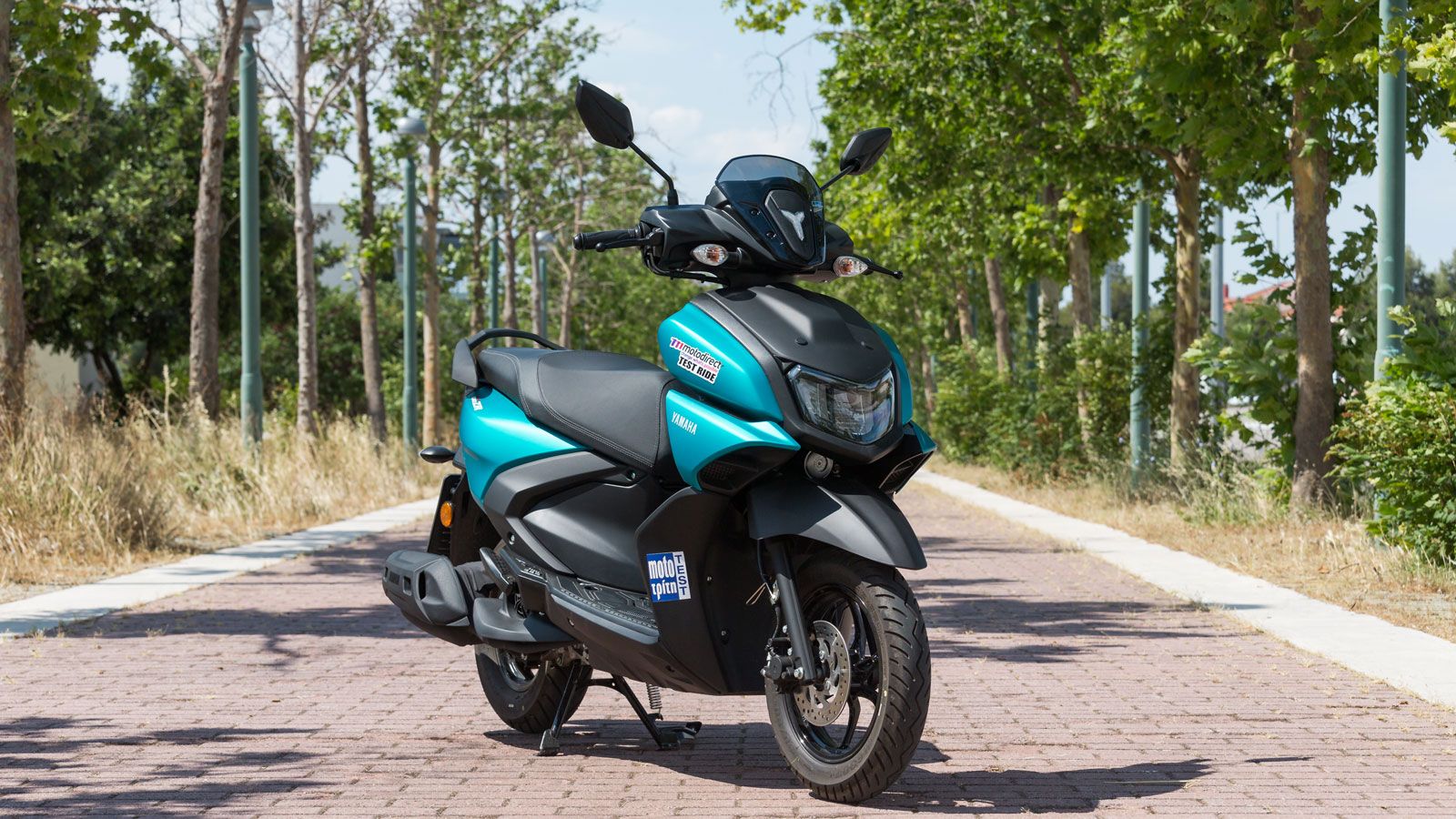 Το Yamaha RayZR 125 2025 υιοθετεί έναν έντονα σπορ σχεδιασμό με επιθετικές γωνίες, «ψευδοαεραγωγούς» και δυναμική πρόσοψη, που παραπέμπει σε μεγαλύτερ