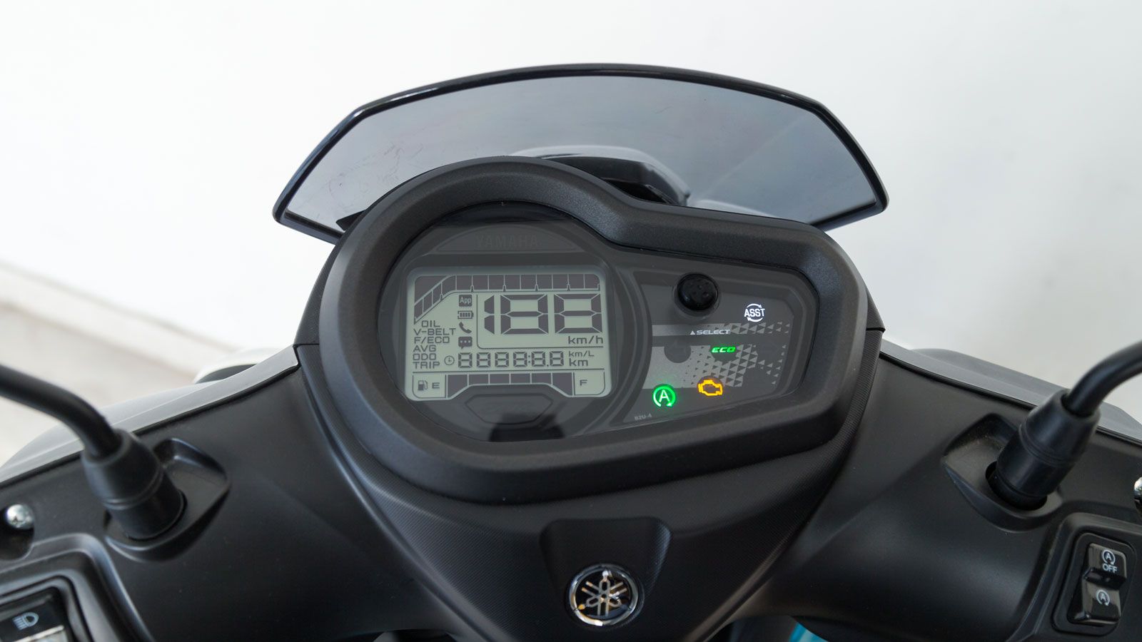 Ο βασικός εξοπλισμός περιλαμβάνει ψηφιακό πίνακα οργάνων LCD με ευανάγνωστες ενδείξεις ταχύτητας, χιλιομετρητή, στάθμης καυσίμου και ώρας. 