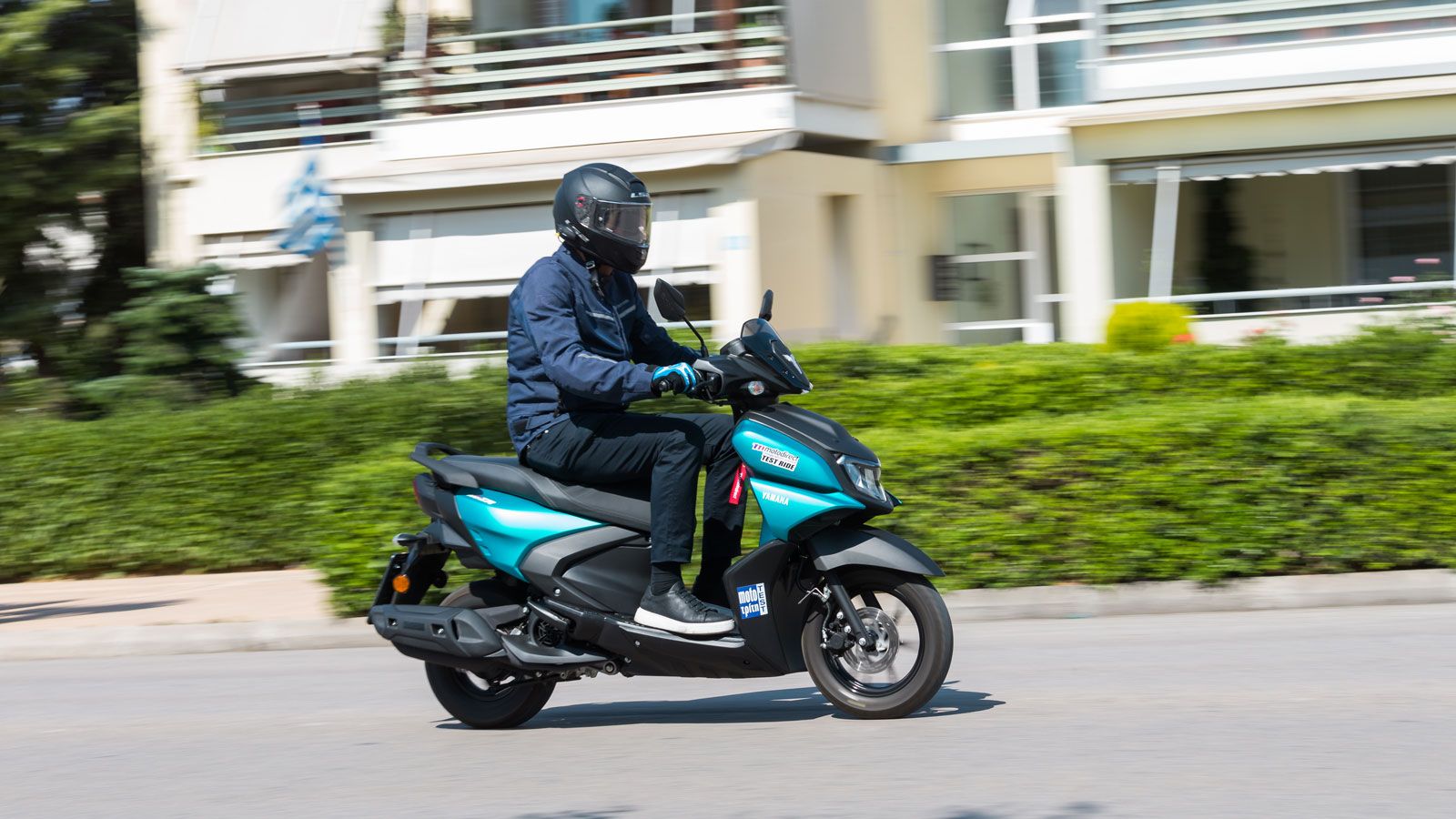 Με βάρος μόλις 99 κιλά και τιμή στα 2.350 ευρώ, προσεγγίζει το κοινό των νεότερων αναβατών, των χρηστών με δίπλωμα αυτοκινήτου (κατηγορία Β) αλλά και 