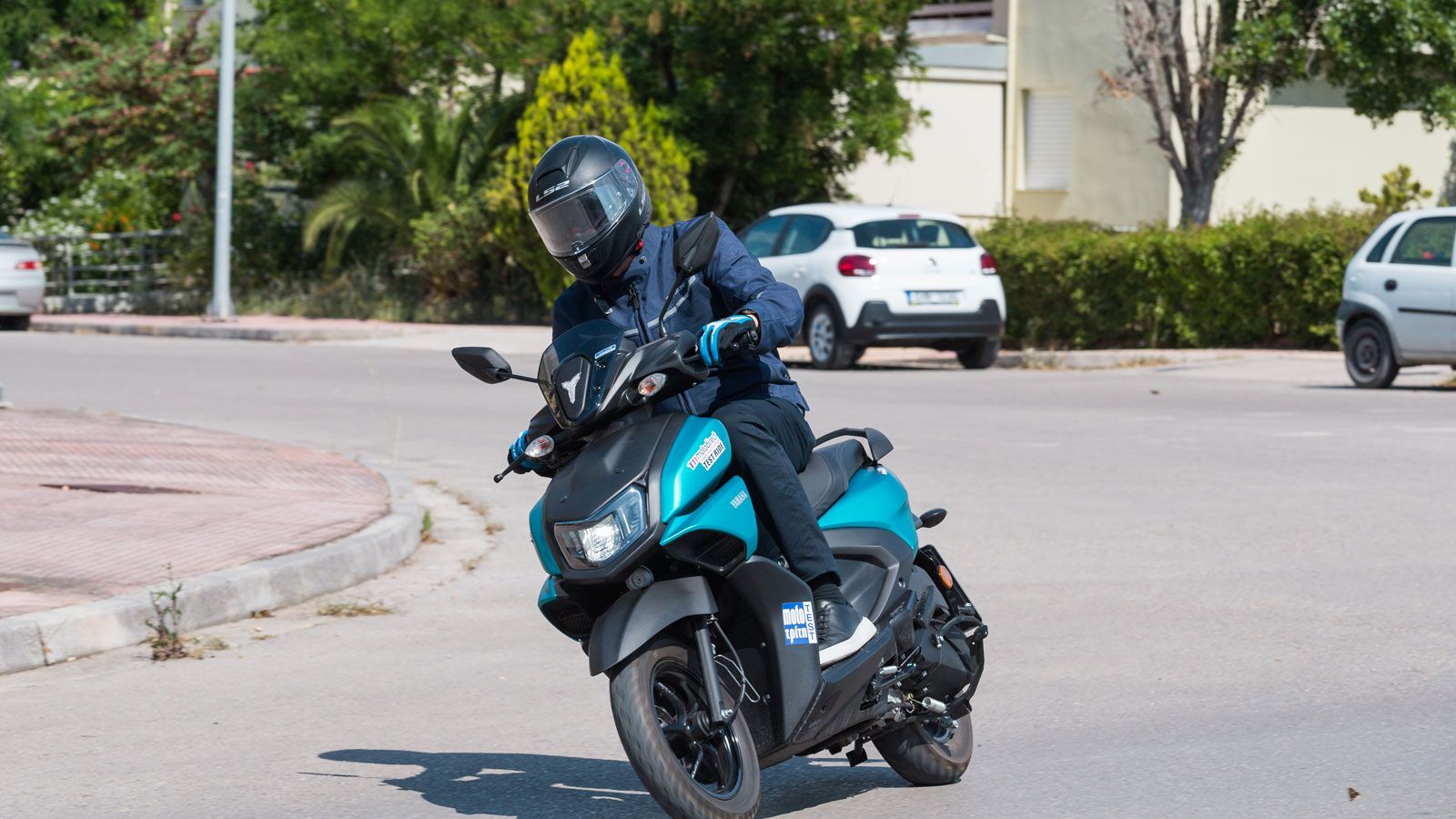 Η χαμηλή κατανάλωση, η ευκολία χρήσης και η προσβασιμότητα καθιστούν το RayZR μια δελεαστική επιλογή για τις αστικές μετακινήσεις.
