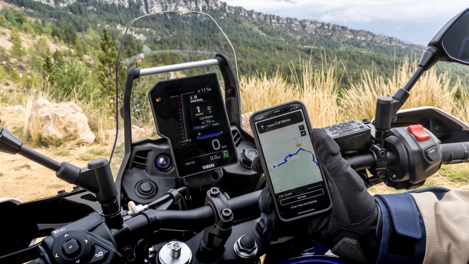 Σύνδεση με smartphone μέσω της εφαρμογής Y-Connect για δυνατότητα προβολής οδηγιών πλοήγησης, αλλά και ελέγχου των πολυμέσων και των κλήσεων.