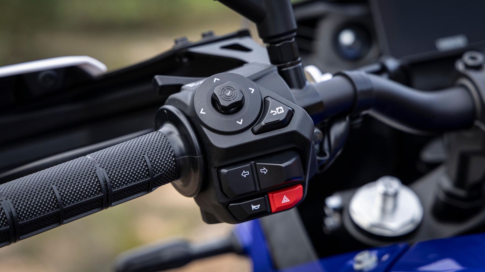 Εναρμόνιση με τις υπόλοιπες σύγχρονες Yamaha, αφού ο χειρισμός γίνεται πλέον με joystick στο αριστερό γκριπ.