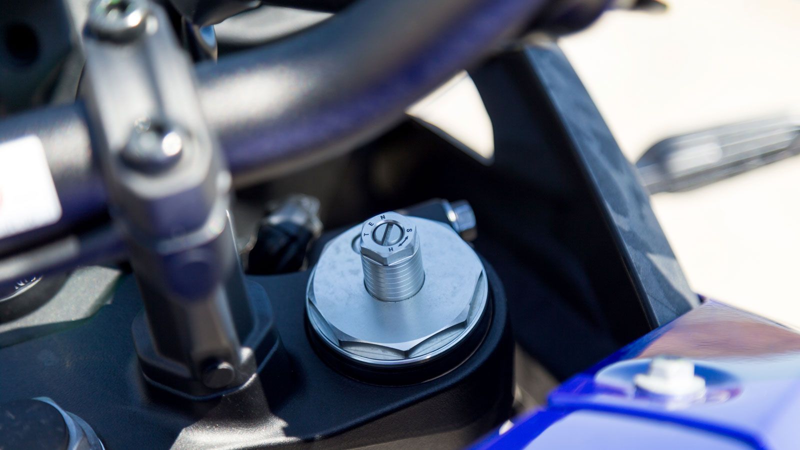 Αναβαθμίσεις έχουν δεχθεί και οι αναρτήσεις, με το ανεστραμμένο πιρούνι 43χλστ της Kayaba να είναι πλέον πλήρως ρυθμιζόμενο (+προφόρτιση), το μοχλικό 